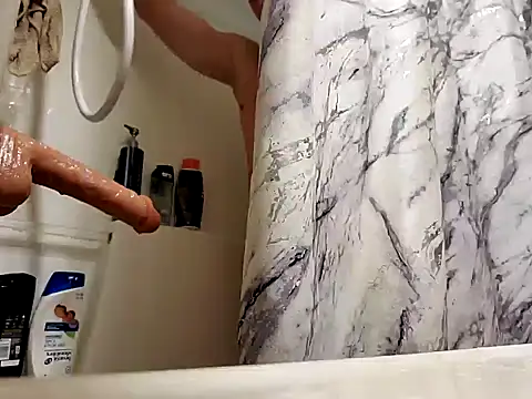 Snapshot of MaddyC6992 chatting on December 11, 5:22 am MaddyC6992 online show from December 11, 5:22 am