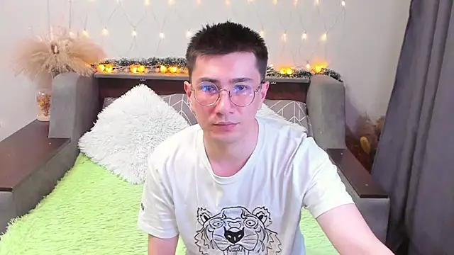 Yumi steve online show from February 9, 8:45 pm