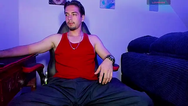 Snapshot of Alex_smith00 chatting on January 18, 1:56 am Alex smith00 online show from January 18, 1:56 am