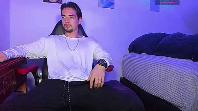 Snapshot of Alex_smith00 chatting on January 19, 1:10 am Alex smith00 online show from January 19, 1:10 am