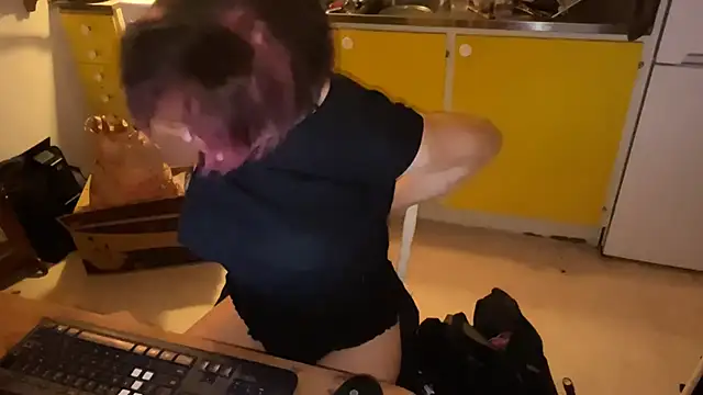 Snapshot of ecd011 chatting on October 6, 6:34 pm ecd011 online show from October 6, 6:34 pm