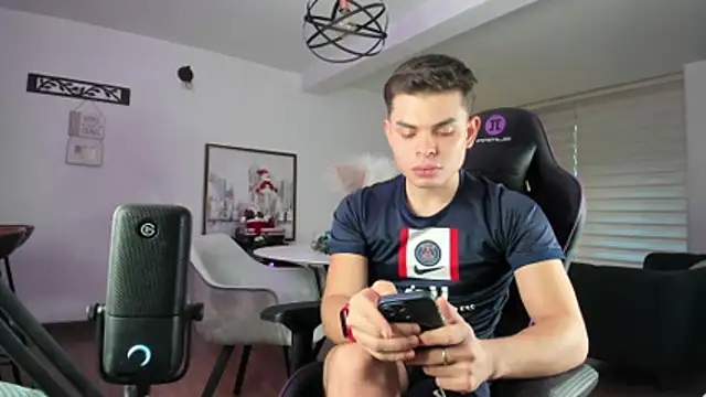 alejooo twink online show from November 18, 10:01 pm