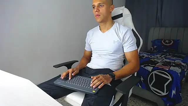 Snapshot of DavidAngell7 chatting on February 20, 4:07 am DavidAngell7 online show from February 20, 4:07 am