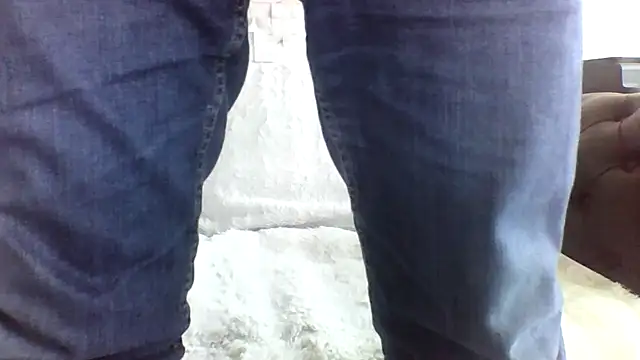 Snapshot of Cezar993 chatting on March 13, 6:48 am Cezar993 online show from March 13, 6:48 am