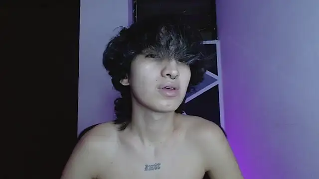 littlextreme online show from April 8, 1:28 am