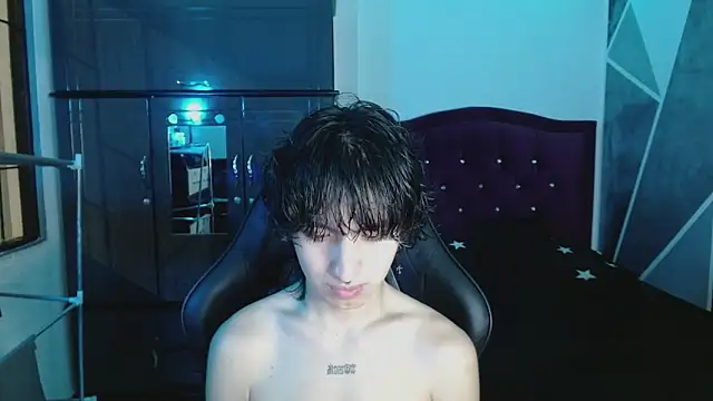 littlextreme online show from April 13, 4:24 am