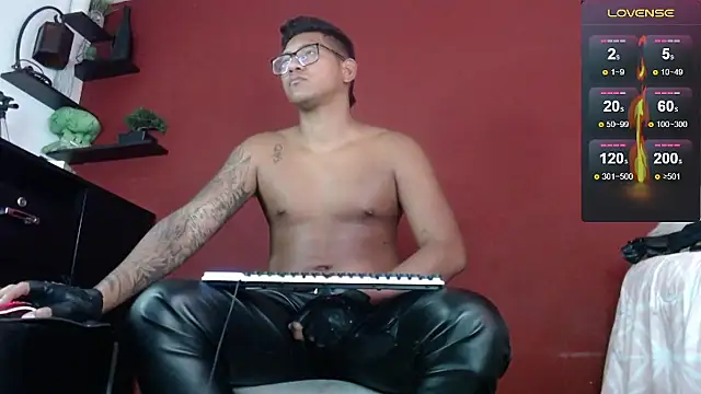 TomLover 12 online show from February 4, 4:18 pm