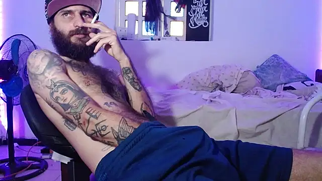 Snapshot of Tatted21xxx chatting on October 22, 6:43 pm Tatted21xxx online show from October 22, 6:43 pm