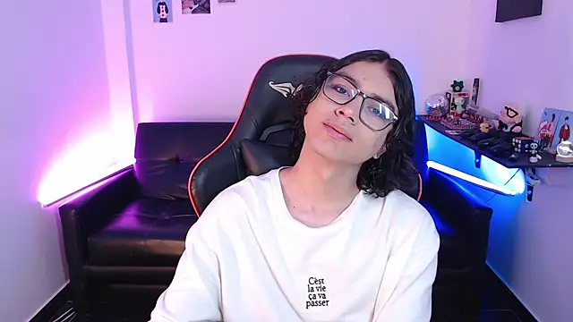 Snapshot of malik_harrison__ chatting on January 20, 2:14 pm malik harrison   online show from January 20, 2:14 pm