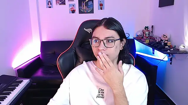 Snapshot of malik_harrison__ chatting on February 8, 2:16 pm malik harrison   online show from February 8, 2:16 pm