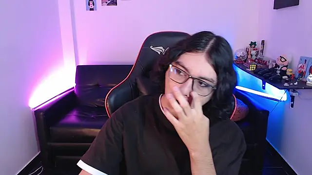 Snapshot of malik_harrison__ chatting on February 4, 1:59 pm malik harrison   online show from February 4, 1:59 pm