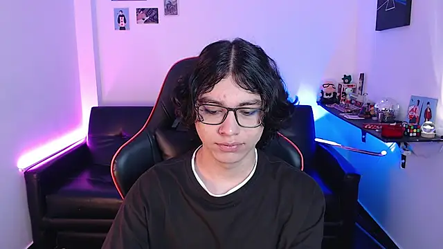 Snapshot of malik_harrison__ chatting on December 13, 2:16 pm malik harrison   online show from December 13, 2:16 pm