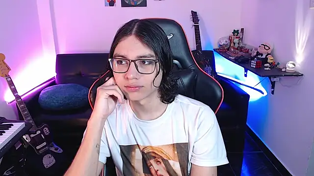 Snapshot of malik_harrison__ chatting on March 10, 2:48 pm malik harrison   online show from March 10, 2:48 pm