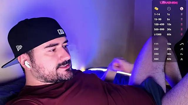 Snapshot of DominantTheo chatting on December 15, 2:52 am DominantTheo online show from December 15, 2:52 am