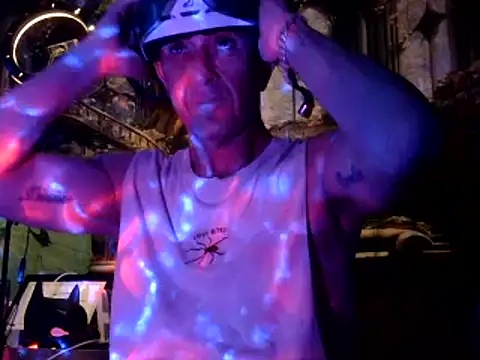 Snapshot of OSIRlS chatting on January 17, 1:46 pm OSIRlS online show from January 17, 1:46 pm