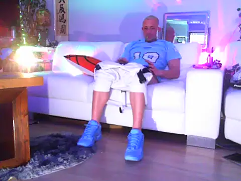 Snapshot of OSIRlS chatting on September 19, 6:19 pm OSIRlS online show from September 19, 6:19 pm