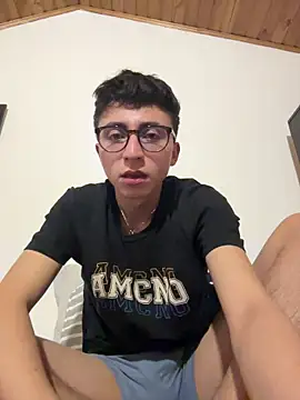 Snapshot of CamiRojas_boy chatting on October 24, 4:03 am CamiRojas boy online show from October 24, 4:03 am