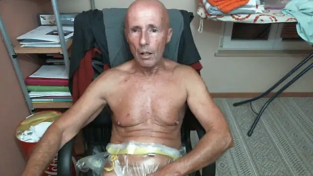 Snapshot of olibrius71 chatting on October 19, 9:40 pm olibrius71 online show from October 19, 9:40 pm