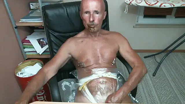 Snapshot of olibrius71 chatting on September 18, 6:32 pm olibrius71 online show from September 18, 6:32 pm