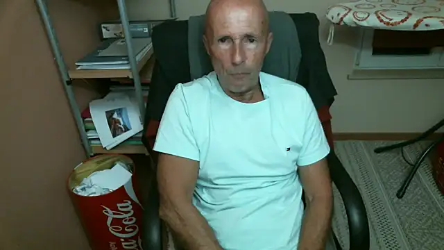 Snapshot of olibrius71 chatting on October 11, 7:40 pm olibrius71 online show from October 11, 7:40 pm