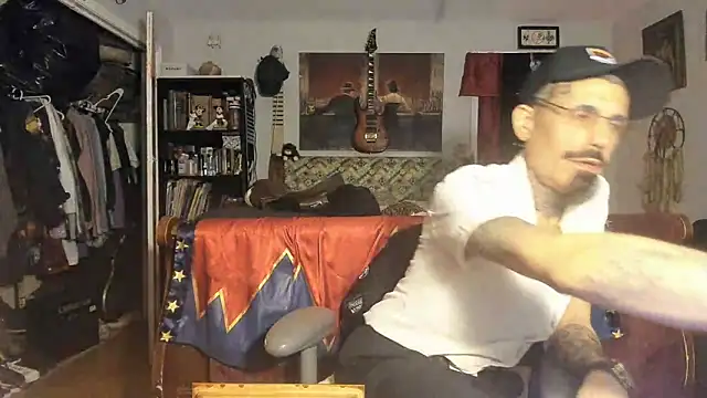 Snapshot of RoosterWabbit chatting on March 8, 5:25 am RoosterWabbit online show from March 8, 5:25 am