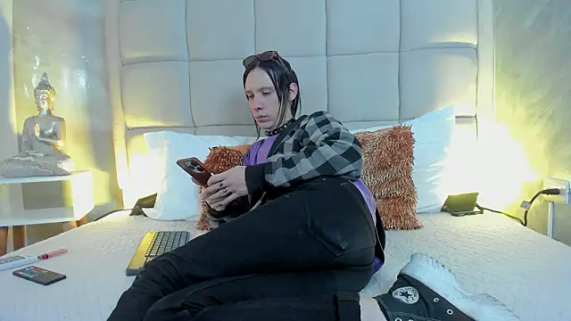 Hecatee 77 online show from February 2, 7:55 pm