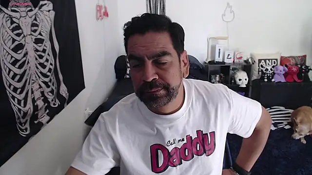 soyelcarlitos  online show from April 7, 5:35 pm